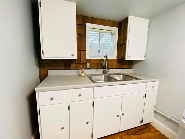 Building Photo - 2102 Brackenridge St