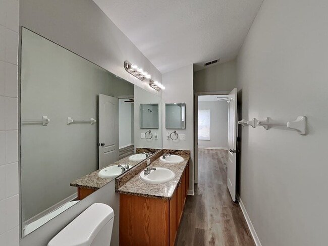 Building Photo - Charming 3-Bed, 2-Bath Home in Spring Hill with Garage Parking