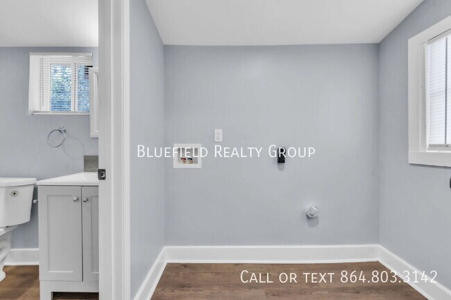 Building Photo - 307 B St