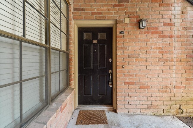 Building Photo - A perfect blend of comfort and convenience!