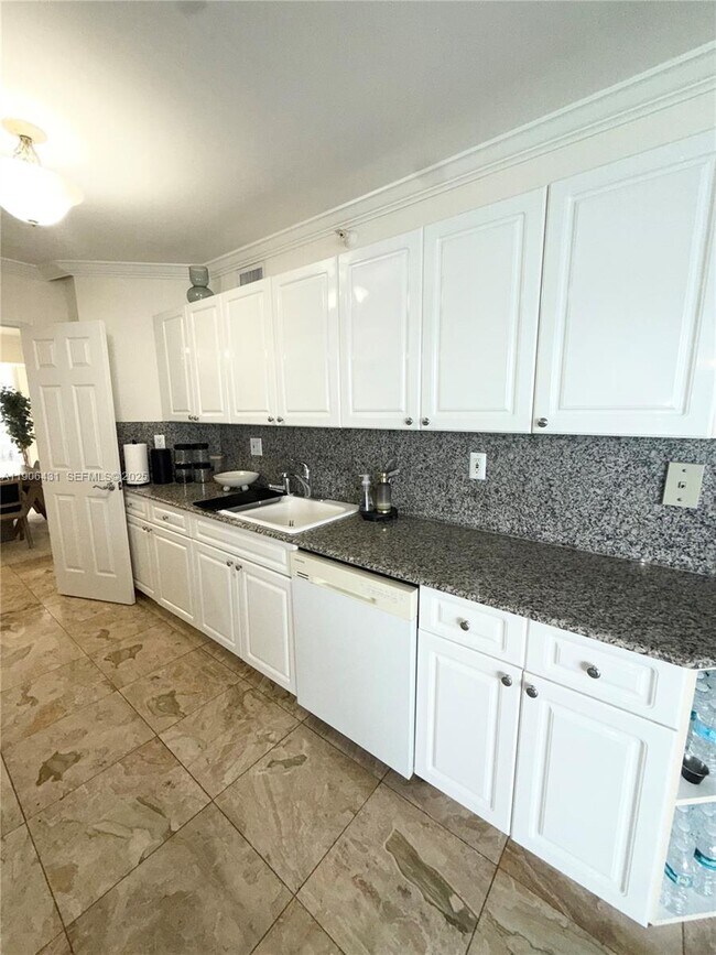 Building Photo - 16711 Collins Ave