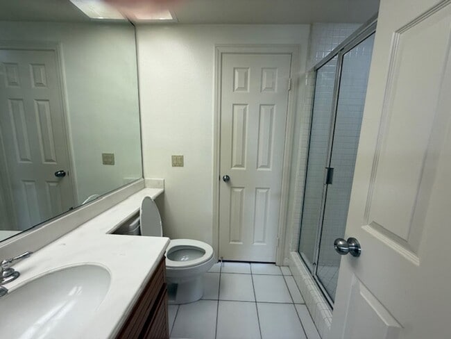Building Photo - Spacious Home in Tustin with Main Floor Be...