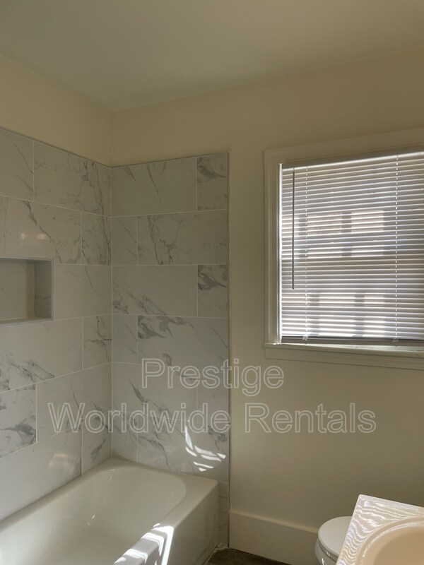 Building Photo - 2416 Heard St