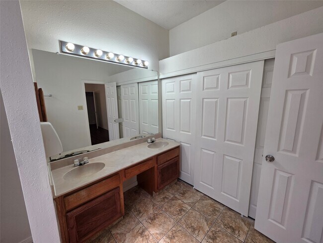 Building Photo - 11726 Plumbrook Dr