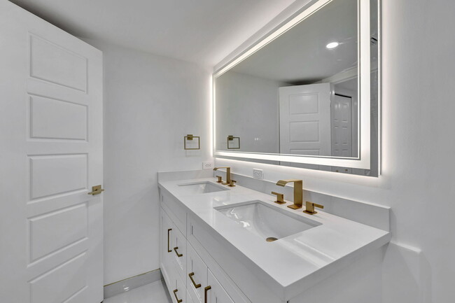 Building Photo - 3100 N Palm Aire Dr