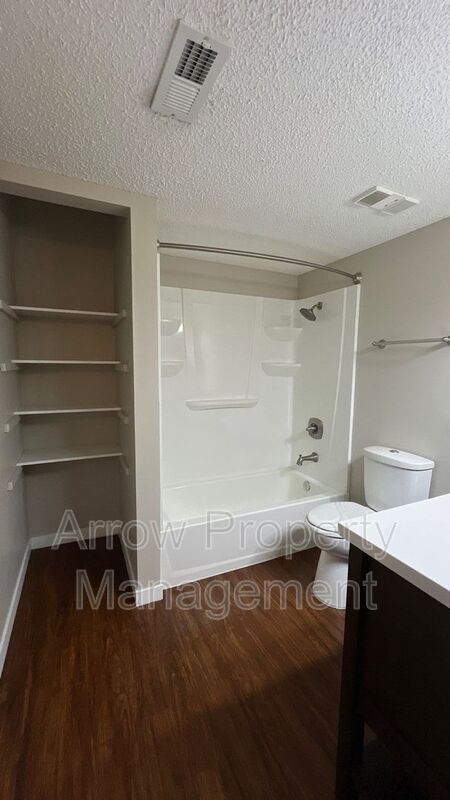 Building Photo - 3405 Holdrege St