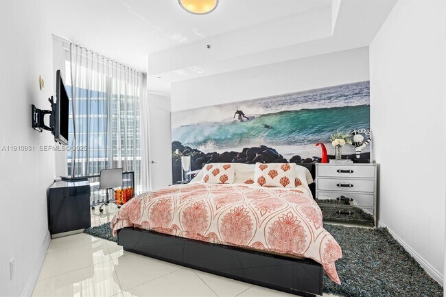 Building Photo - 15811 Collins Ave