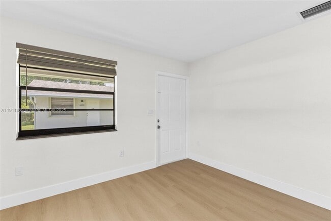 Building Photo - 5629 Taft St