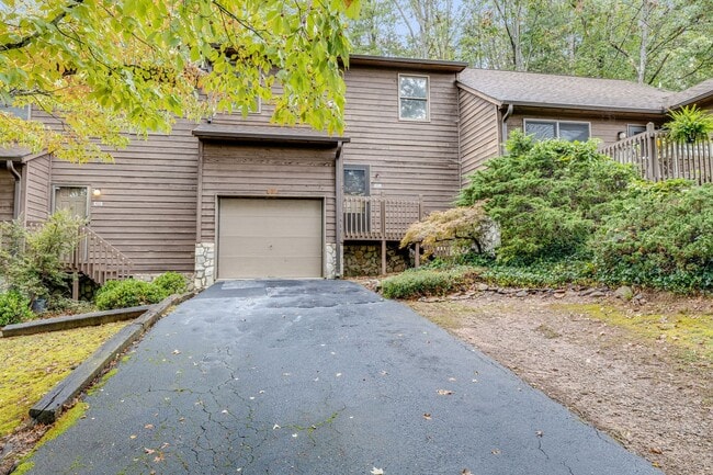 Building Photo - Bright 2-Bedroom Townhouse with Garage & Pool on Tunnel Road