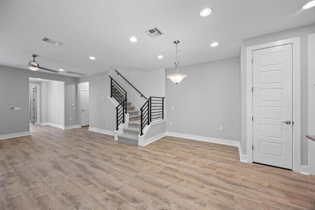 Building Photo - 2222 Simond Ave