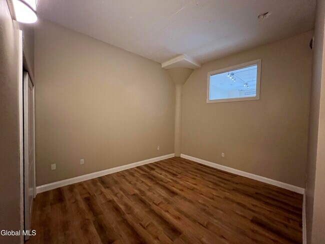 Building Photo - 733 Broadway