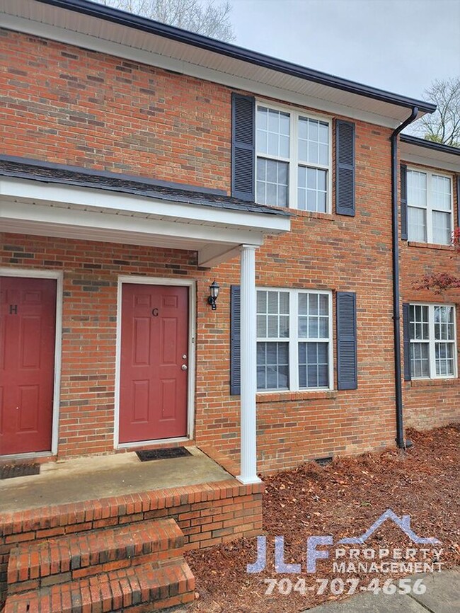 Building Photo - 2 Bed/1.5 Bath Brick Townhome in Concord!