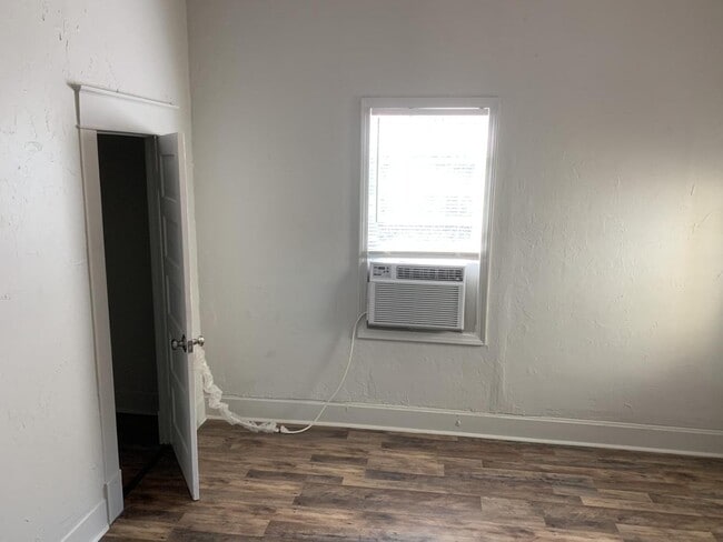 Building Photo - 208 E Springer Ave