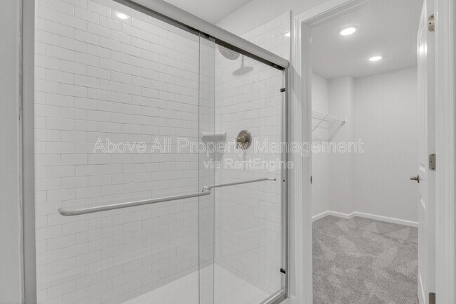 Building Photo - 840 McKenzie Pk Ter