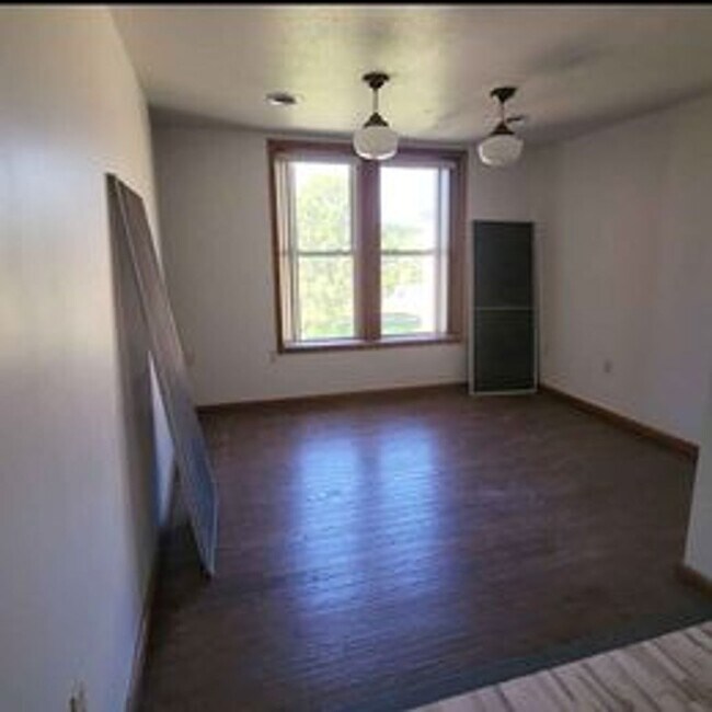 Building Photo - More Space than you can dream of! 5bed 2 b...