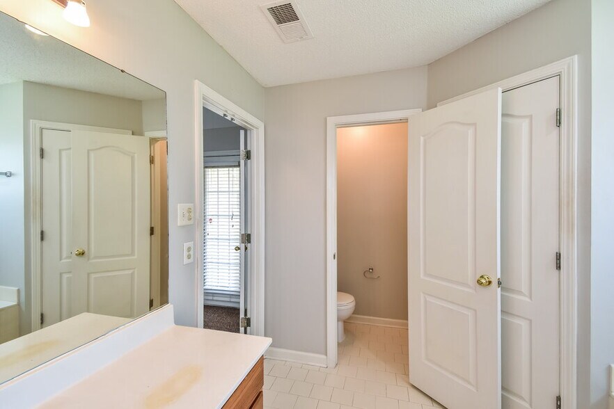 Building Photo - 9760 Riggin Dr