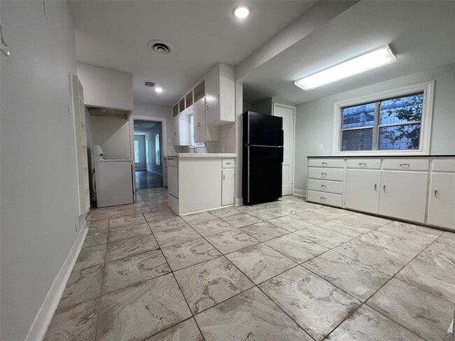Building Photo - 2420 White Oak Dr