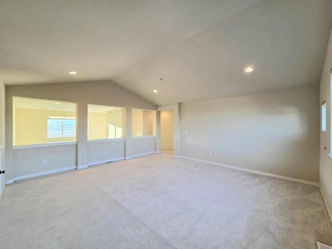 Building Photo - Large 3 bedroom, 3 bath newer build in sought after East Wenatchee neighborhood!