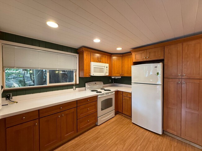 Building Photo - Private Lakefront Cabin for Rent