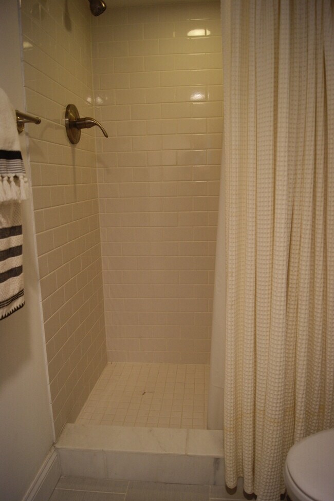 Building Photo - Charming 3 Bedroom/3 Bathroom Townhome in Canton, MD!