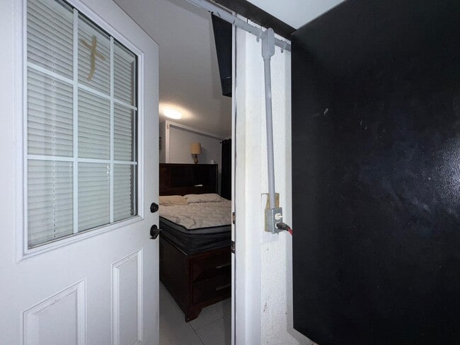 Building Photo - 2615 N Beaumont Ave