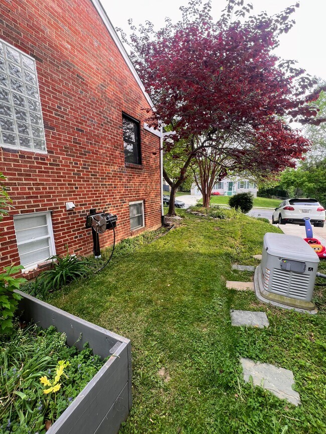 Building Photo - 5602 Hawthorne St