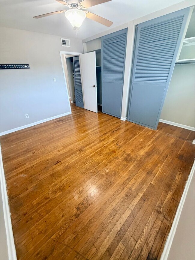 Building Photo - 1568 Alexandria Dr