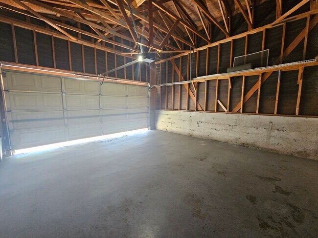 Building Photo - FRESH, CLEAN & BRIGHT 3 BED 2 BATH