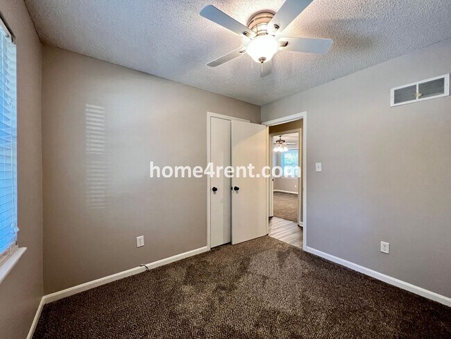 Building Photo - Wonderful Northland Home w/ an Updated Kit...