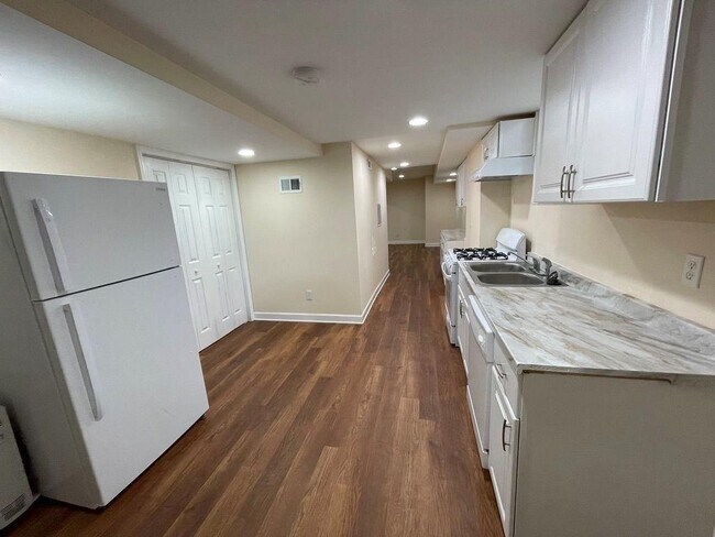 Building Photo - 2106 Pawnee Dr SE