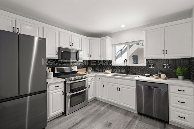 Building Photo - 1710 Hanford Dr