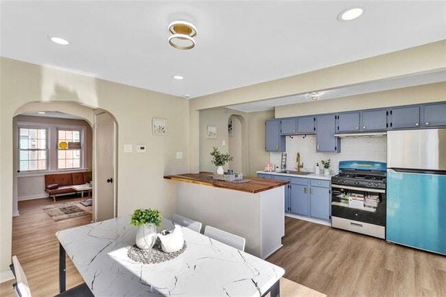 Building Photo - 407 Short Canal St