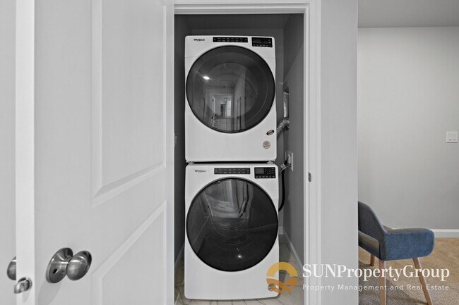 Building Photo - Stunning Duplex In Desirable Saratoga Springs!