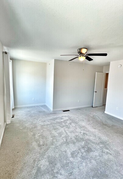 Building Photo - 327 NE Otter Dr