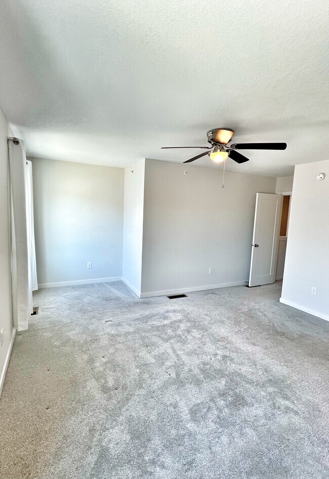 Building Photo - 327 NE Otter Dr