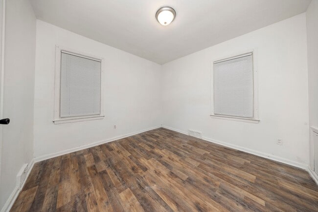 Building Photo - 3 bedroom bungalow $1199/month