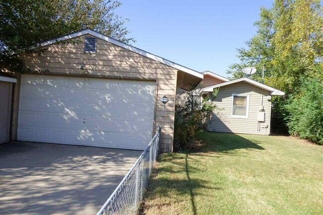 Building Photo - 3 Bed 2 Bath Home with 2 Car Garage