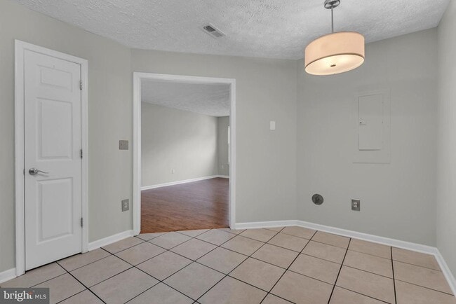 Building Photo - 10 Ironstone Ct