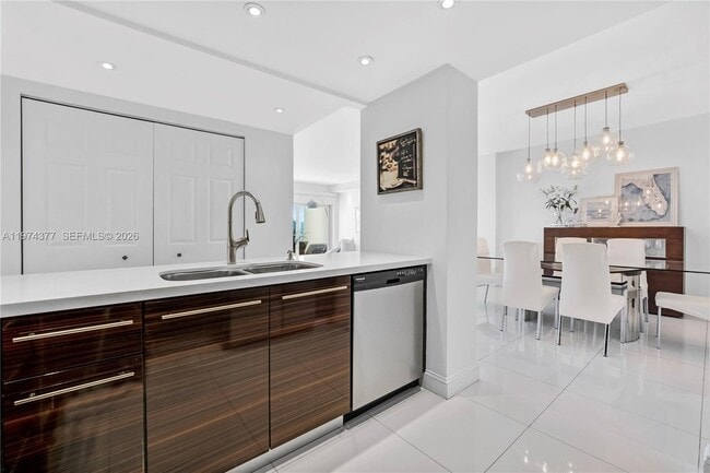 Building Photo - 1985 S Ocean Dr