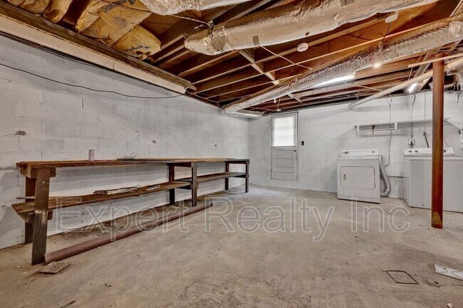 Building Photo - 2249 4th Pl Cir NE