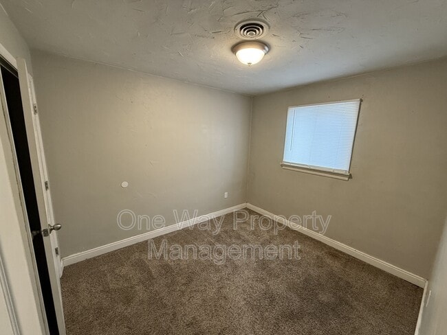 Building Photo - 1105 7th St