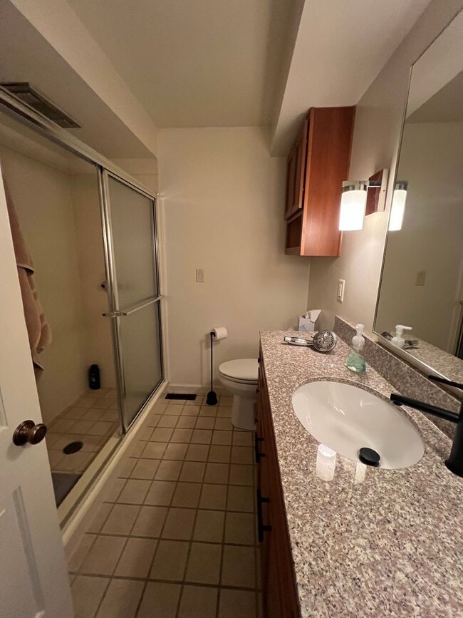 Building Photo - Welcome to this charming 3-bedroom, 3-bath...