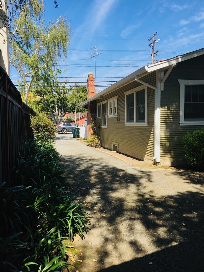 Building Photo - 1122 Channing Ave