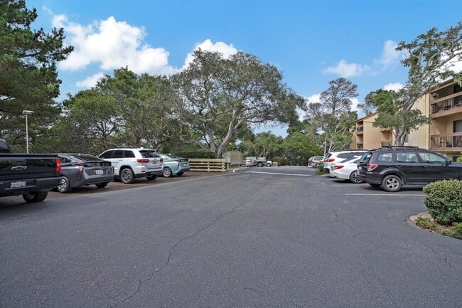 Building Photo - Great One Bedroom Condo Monterey