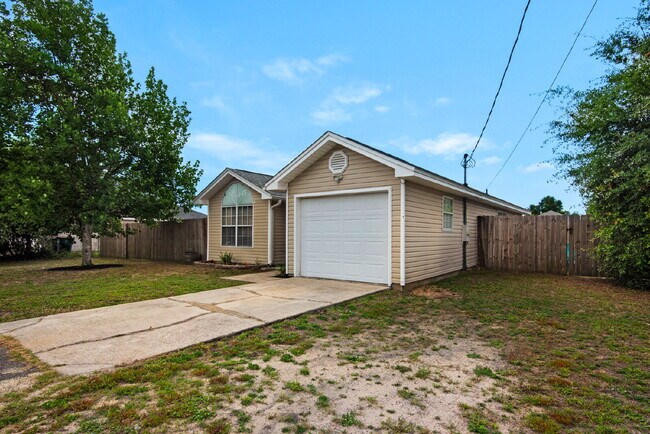 Building Photo - "Charming 3-Bed, 2-Bath Home in Mary Esthe...