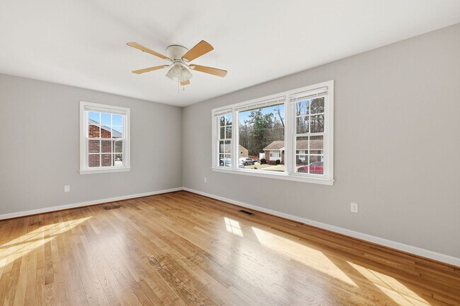 Building Photo - Colonial Heights