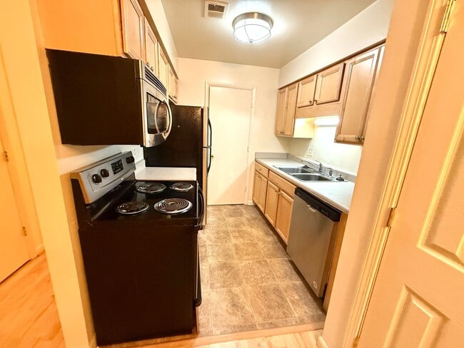 Building Photo - Cedar Hill Condos - Vitalius