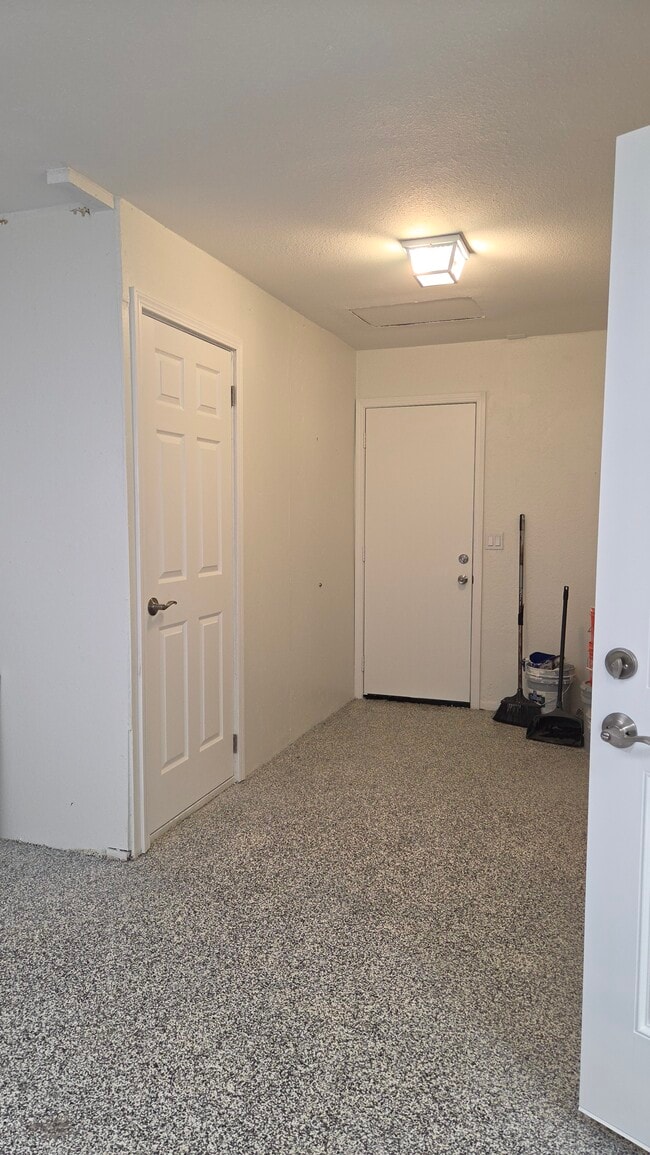 Building Photo - 892 Robin Dr