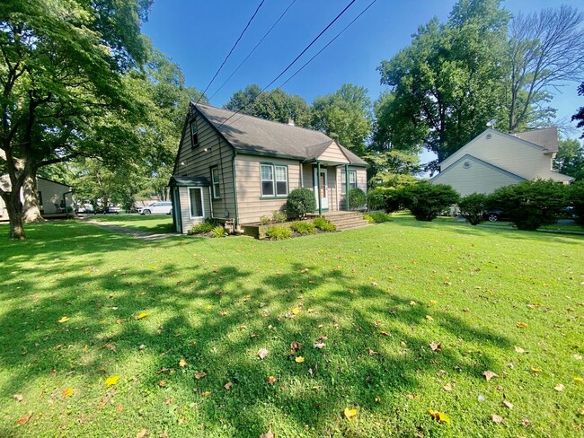 Building Photo - SPACIOUS 4 BED/2 BATH HOUSE-Luxury Vinyl F...