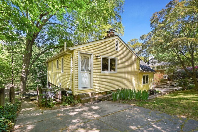 Building Photo - 3 Bed 1.5 Bath - Takoma Park Cottage - Mov...